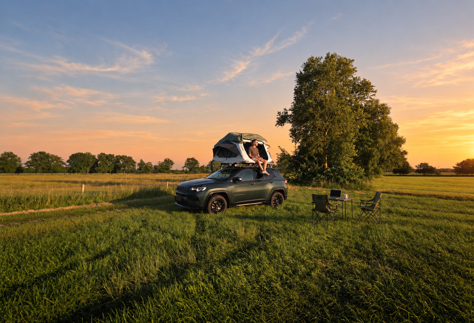 Ben Boogaardt bij zijn daktent in een landschap bij zonsondergang.